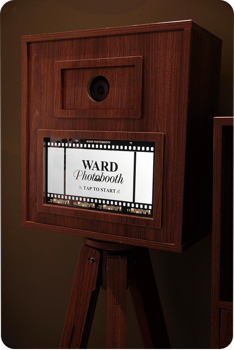 Máy photobooth gỗ phong cách vintage đặt trong không gian sự kiện